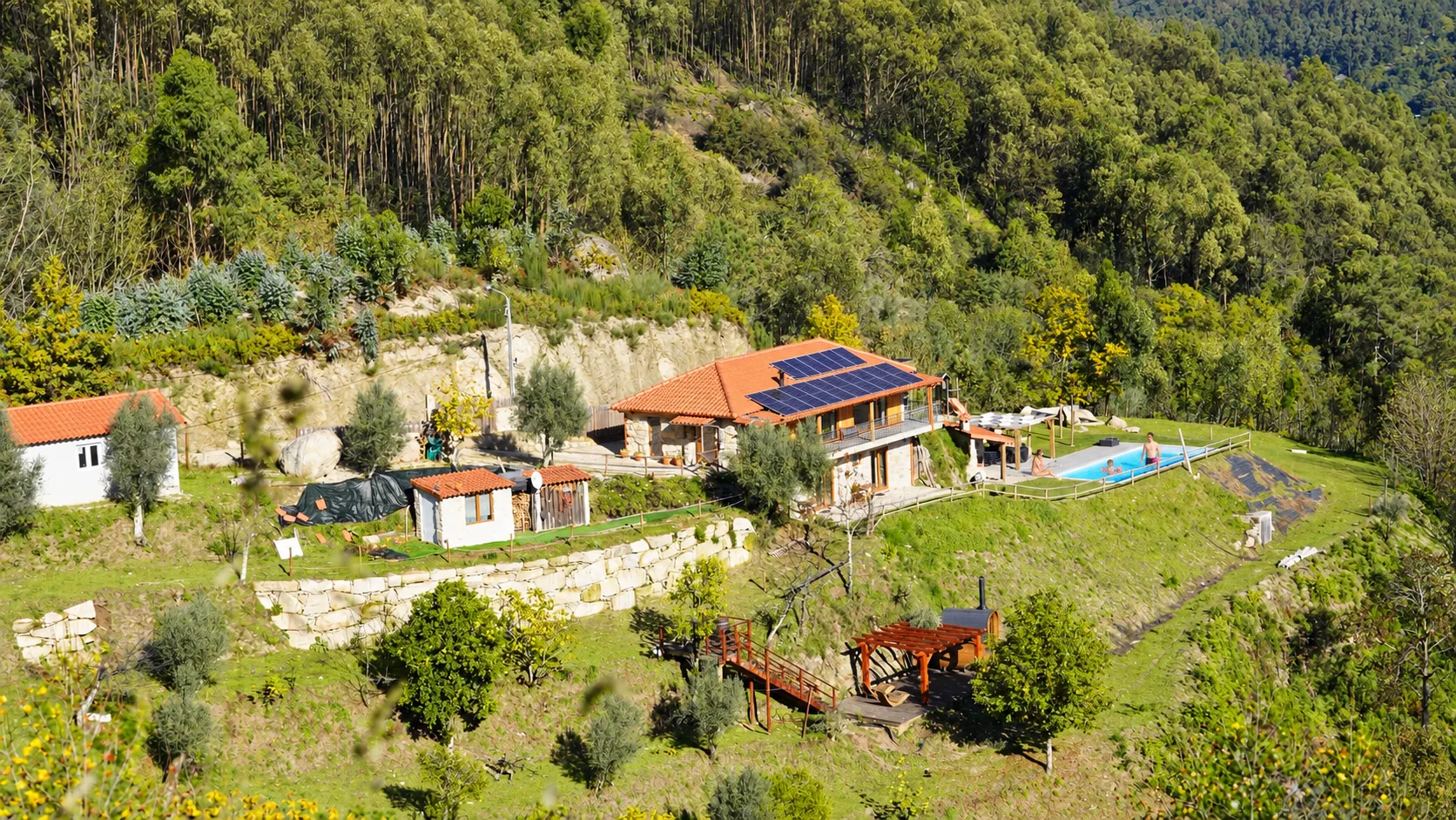 Casa do Sol, its garden and private pool on the hillside